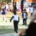 Crianças brincam em CEI com novas admissões na Educação