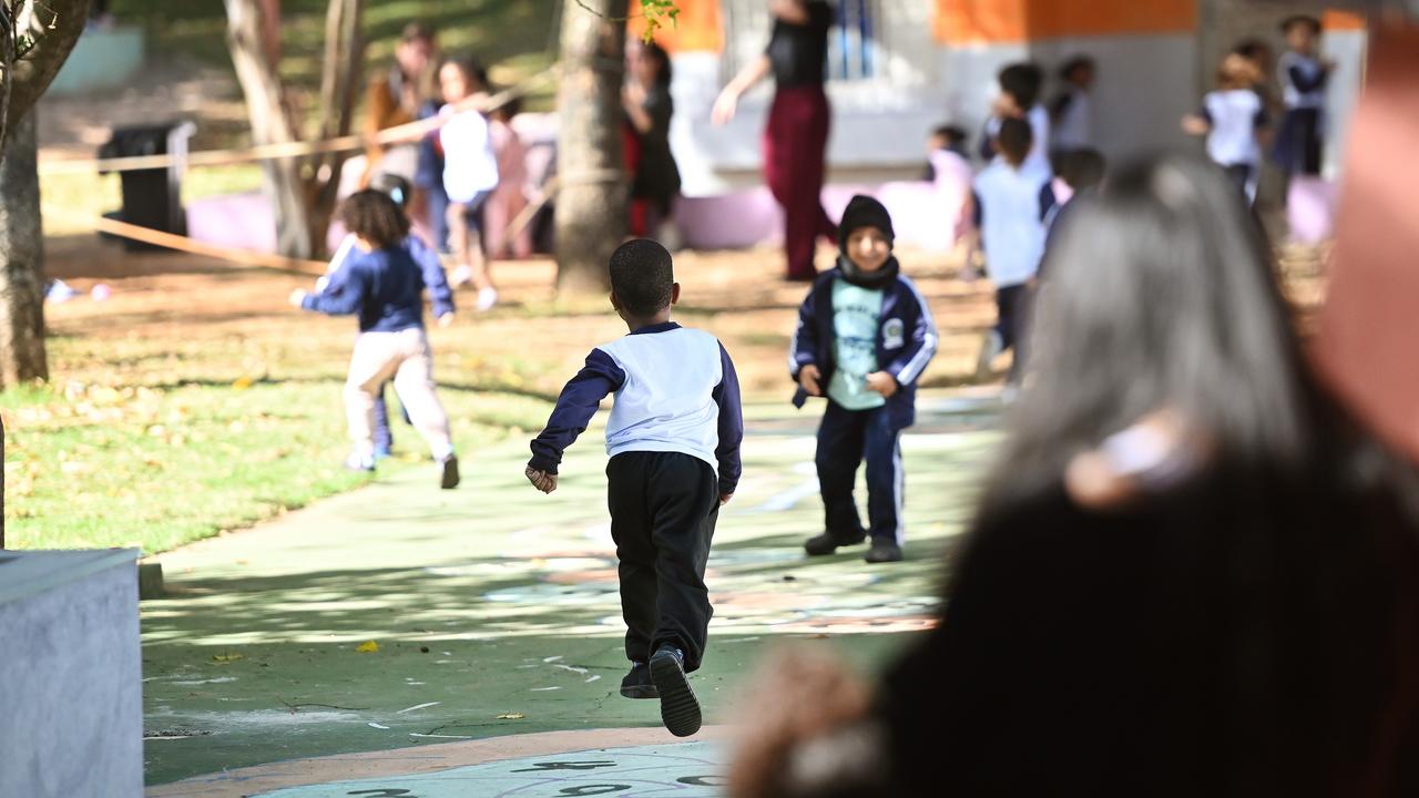 Crianças brincam em CEI com novas admissões na Educação