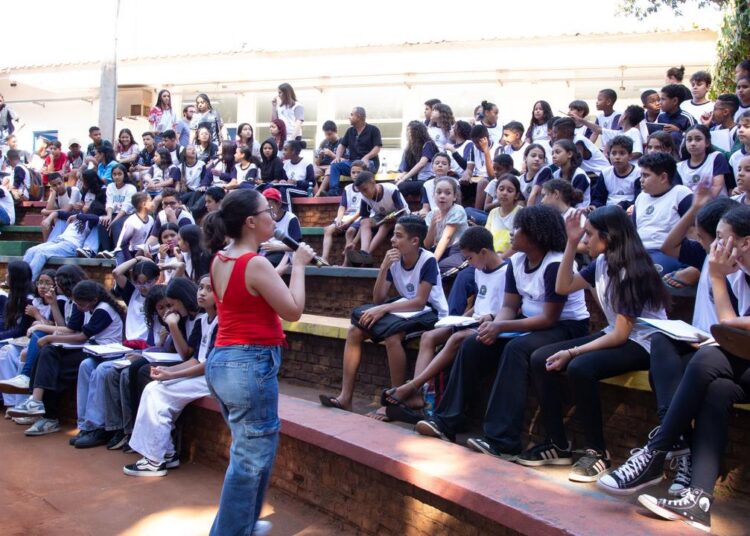 Alunos discutindo alimentação saudável após exibição do documentário ao ar livre
