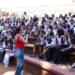 Alunos discutindo alimentação saudável após exibição do documentário ao ar livre