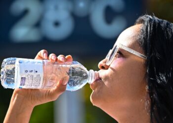 Beber água com frequência, mesmo sem sentir sede, está entre as orientações para os dias quentes e secos