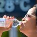 Beber água com frequência, mesmo sem sentir sede, está entre as orientações para os dias quentes e secos