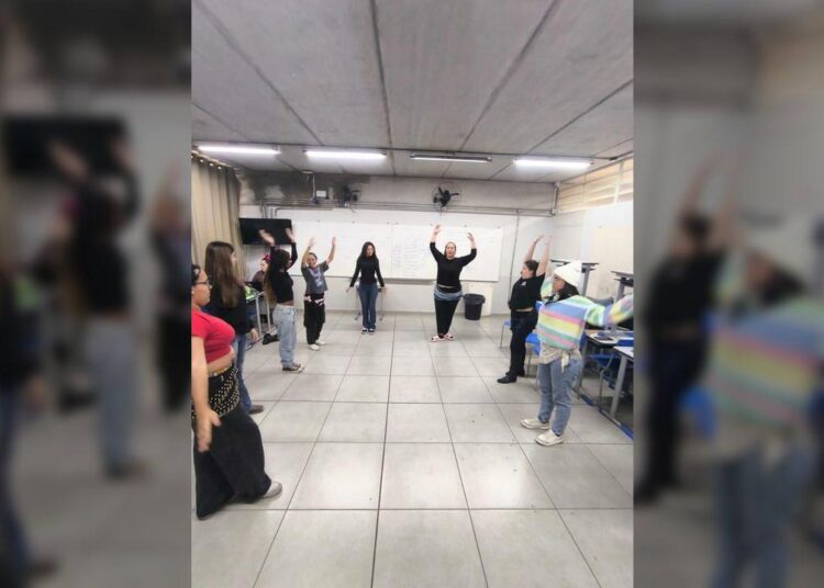 Alunas adolescentes do Projeto Mariazinha de Hortolândia se apresentam, nesta quarta-feira (26/08)