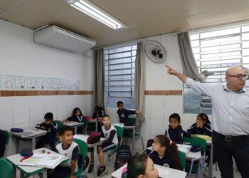 Prefeito Dário Saadi inicia instalação de ar-condicionado em escola municipal