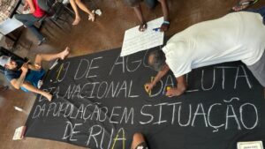 População em situação de rua produz faixa para ato em Campinas