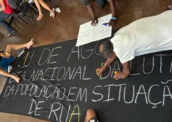 Participantes pintam faixa para ato do dia 19 no Centro POP Sares II