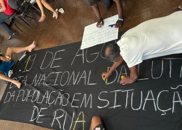 Participantes pintam faixa para ato do dia 19 no Centro POP Sares II