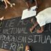 Participantes pintam faixa para ato do dia 19 no Centro POP Sares II