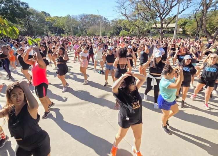 Participantes do Domingo Fitness se reúnem para a aula de FitDance na Lagoa do Taquaral