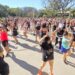 Participantes do Domingo Fitness se reúnem para a aula de FitDance na Lagoa do Taquaral