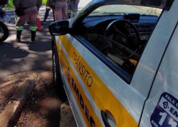 Bloqueio viário na avenida Brasil com Barão de Itapura para reparo em rede de esgoto