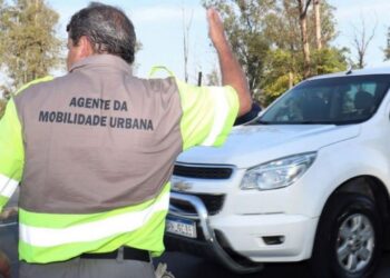 Bloqueio parcial no cruzamento da rodovia Heitor Penteado com rua Antônio Marchilli à noite