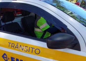 Agentes da Mobilidade Urbana orientam o trânsito durante bloqueio na rua 14 de Dezembro
