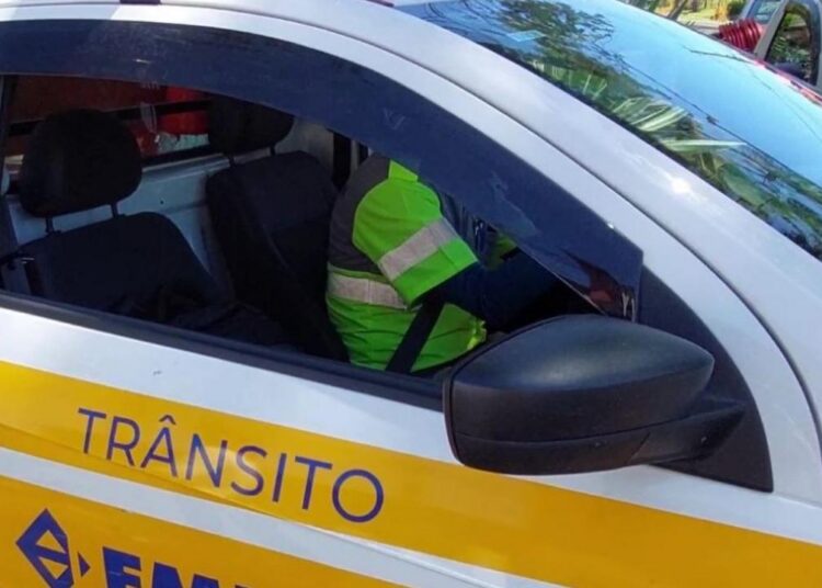 Agentes da Mobilidade Urbana orientam o trânsito durante bloqueio na rua 14 de Dezembro