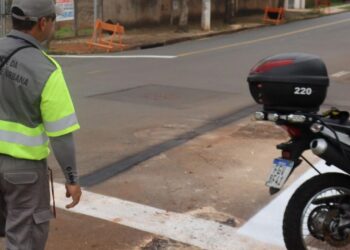 Agentes de trânsito orientando motoristas e pedestres próximas a obra