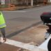 Agentes de trânsito orientando motoristas e pedestres próximas a obra