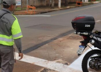 Bloqueio da via ocorre no trecho entre a rua Benedita Iny de Ávila e a avenida John Boyd Dunlop