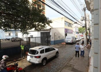 Rua será nivelada e fios de iluminação pública, energia e telefonia serão enterrados