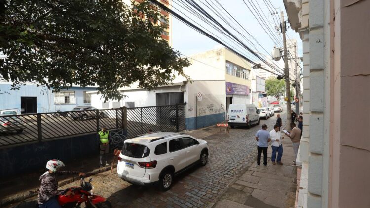 Rua será nivelada e fios de iluminação pública, energia e telefonia serão enterrados