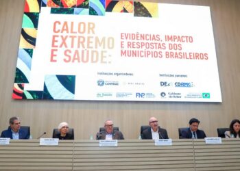 Prefeito Dário Saadi em evento com autoridades discutindo extremos climáticos