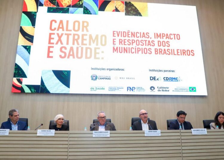 Prefeito Dário Saadi em evento com autoridades discutindo extremos climáticos