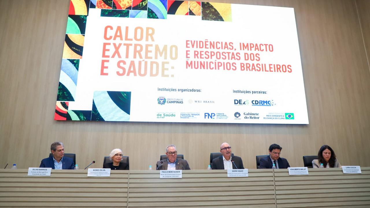 Prefeito Dário Saadi em evento com autoridades discutindo extremos climáticos