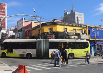 situações de estacionamento irregular e uso da faixa exclusiva para ônibus