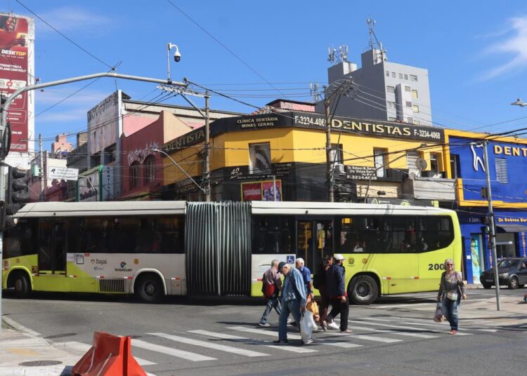situações de estacionamento irregular e uso da faixa exclusiva para ônibus