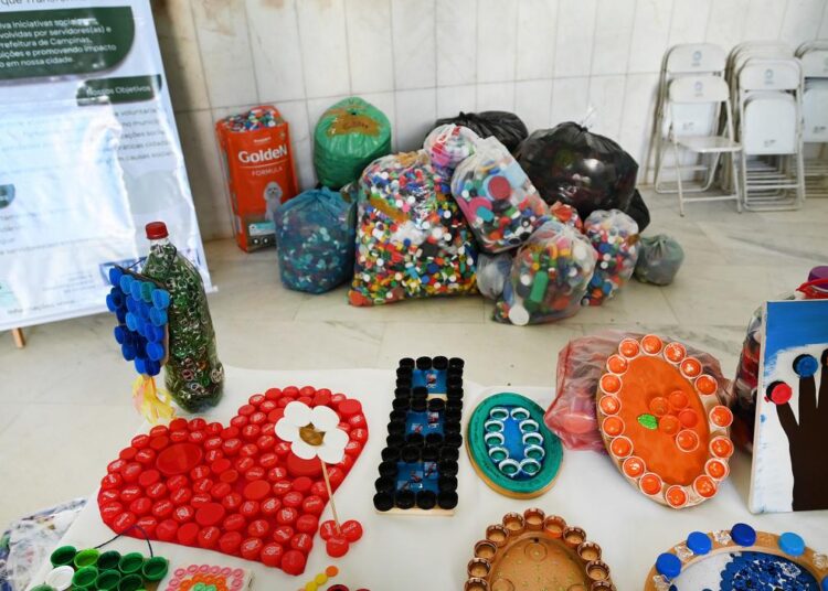 Tampinhas plásticas arrecadadas pelo SerSol transformadas em apoio social