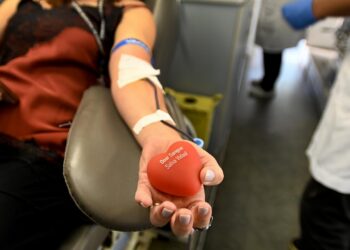 Doação de sangue no Paço Municipal com servidores participando