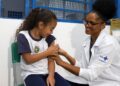 Vacinação de crianças, funcionários e acompanhantes em escola durante campanha de multivacinação