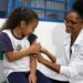 Vacinação de crianças, funcionários e acompanhantes em escola durante campanha de multivacinação