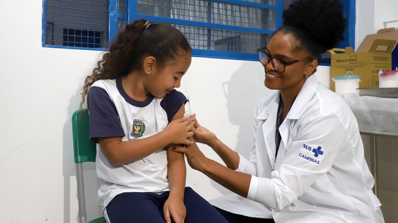 Vacinação de crianças, funcionários e acompanhantes em escola durante campanha de multivacinação