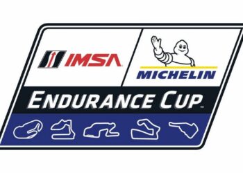 Carros da IMSA em competição