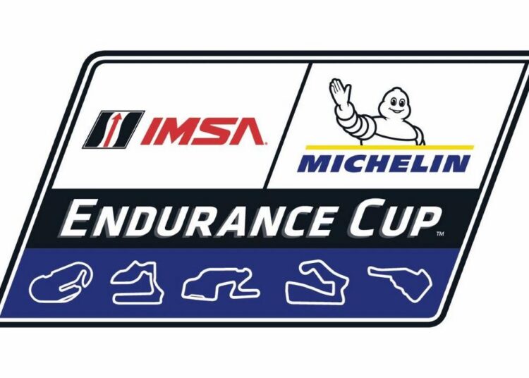 Carros da IMSA em competição