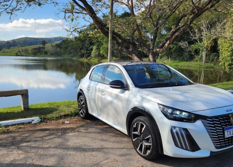Peugeot 208 2026 em teste