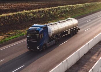 Implementos rodoviários em movimento