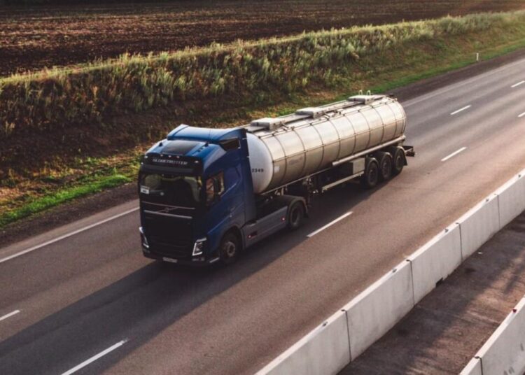 Implementos rodoviários em movimento