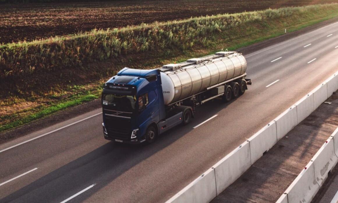 Implementos rodoviários em movimento