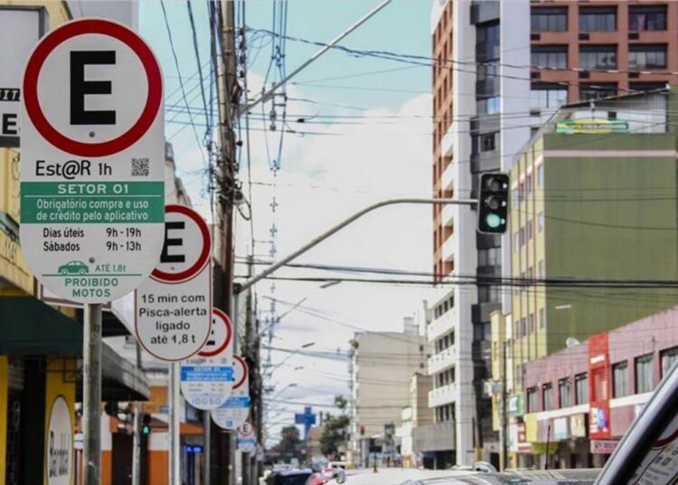 Imagem relacionada ao estacionamento rotativo digital em Curitiba