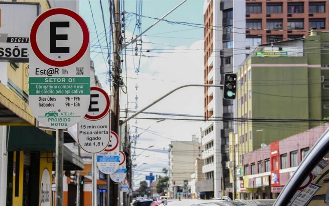 Imagem relacionada ao estacionamento rotativo digital em Curitiba