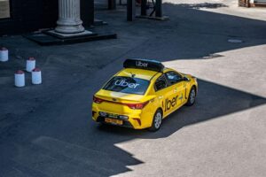 Uber Eleva Apostas com Investimento de US$ 10 Bi em Robotáxis
