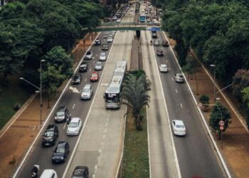 Equipe de trabalho na indústria automobilística