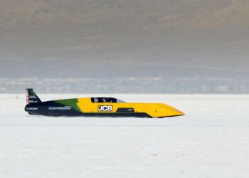 JCB Hydromax em alta velocidade nas salinas de Bonneville
