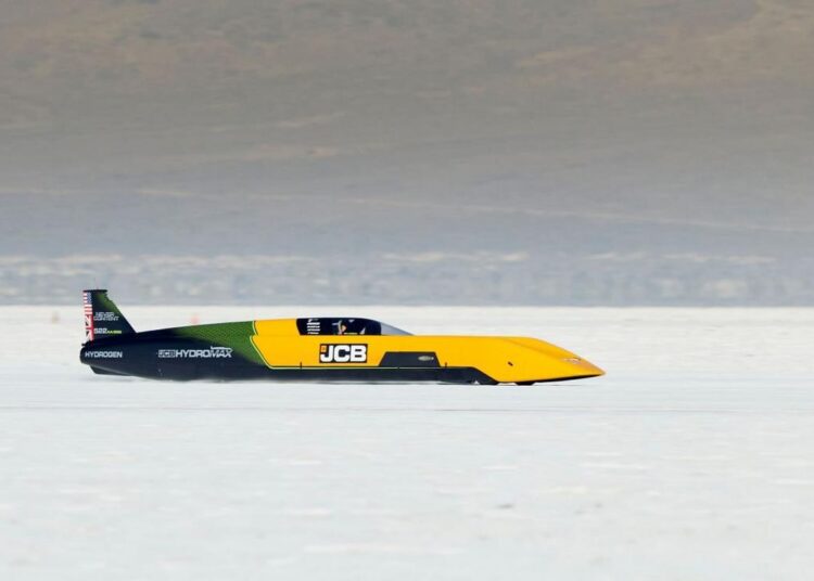JCB Hydromax em alta velocidade nas salinas de Bonneville