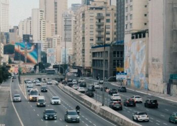 Imagem de carro na estrada com a bandeira de São Paulo