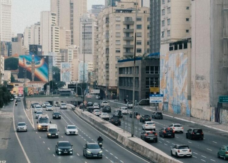 Imagem de carro na estrada com a bandeira de São Paulo
