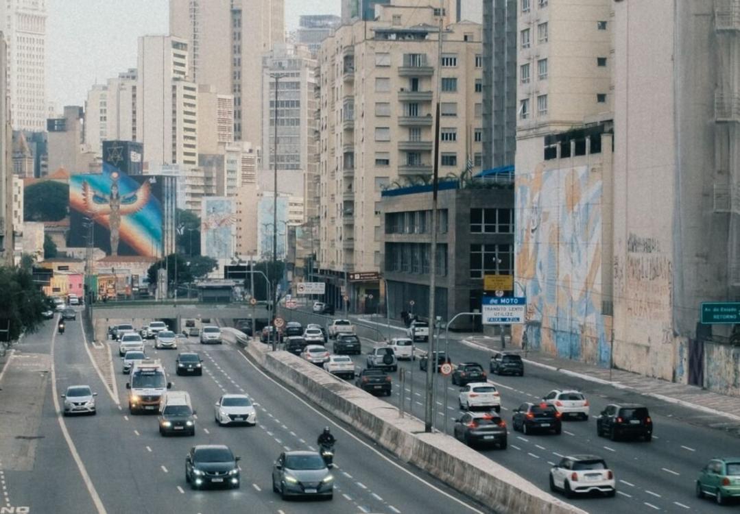 Imagem de carro na estrada com a bandeira de São Paulo