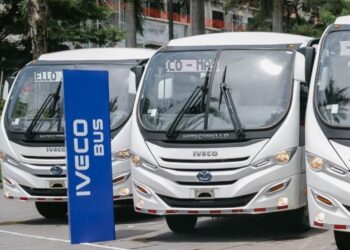 Pablo Princich e equipe da Iveco Group durante parceria em El Salvador