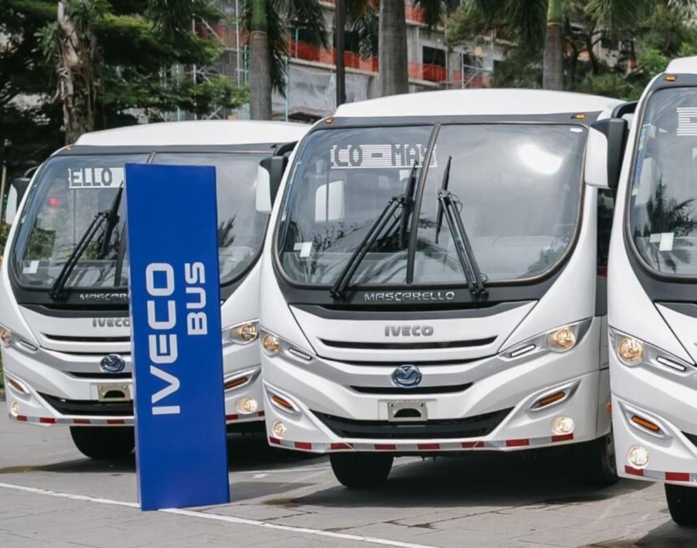 Pablo Princich e equipe da Iveco Group durante parceria em El Salvador